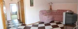 Гостиница Guest House On Sirennaya Феодосия Трехместный номер с основными удобствами и общей ванной комнатой-5