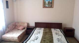 Гостиница Guest House On Sirennaya Феодосия Трехместный номер с основными удобствами и общей ванной комнатой-1