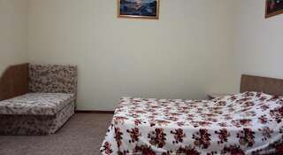 Гостиница Guest House On Sirennaya Феодосия Четырехместный номер с ванной комнатой-2